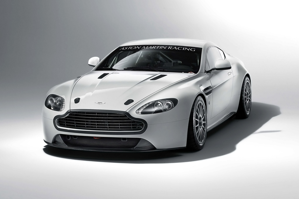 Det er en Aston Martin Vantage GT4 som denne, at Kim Holmgaard i denne sæson skal køre en række internationale langdistanceløb.